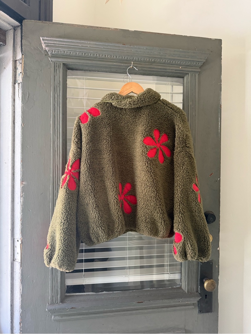The Great Patch Pocket Countryside Pullover with Daisy Appliqué - Picture 5 of 6